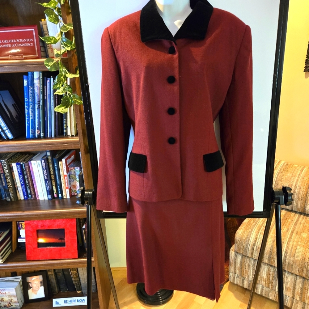 Andrea Viccaro Burgundy & Black Woman's Business Suit, Size 12/14